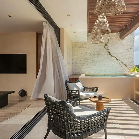 Chic 3 Bdr Apartment , Gym And Rooftop Pool Access